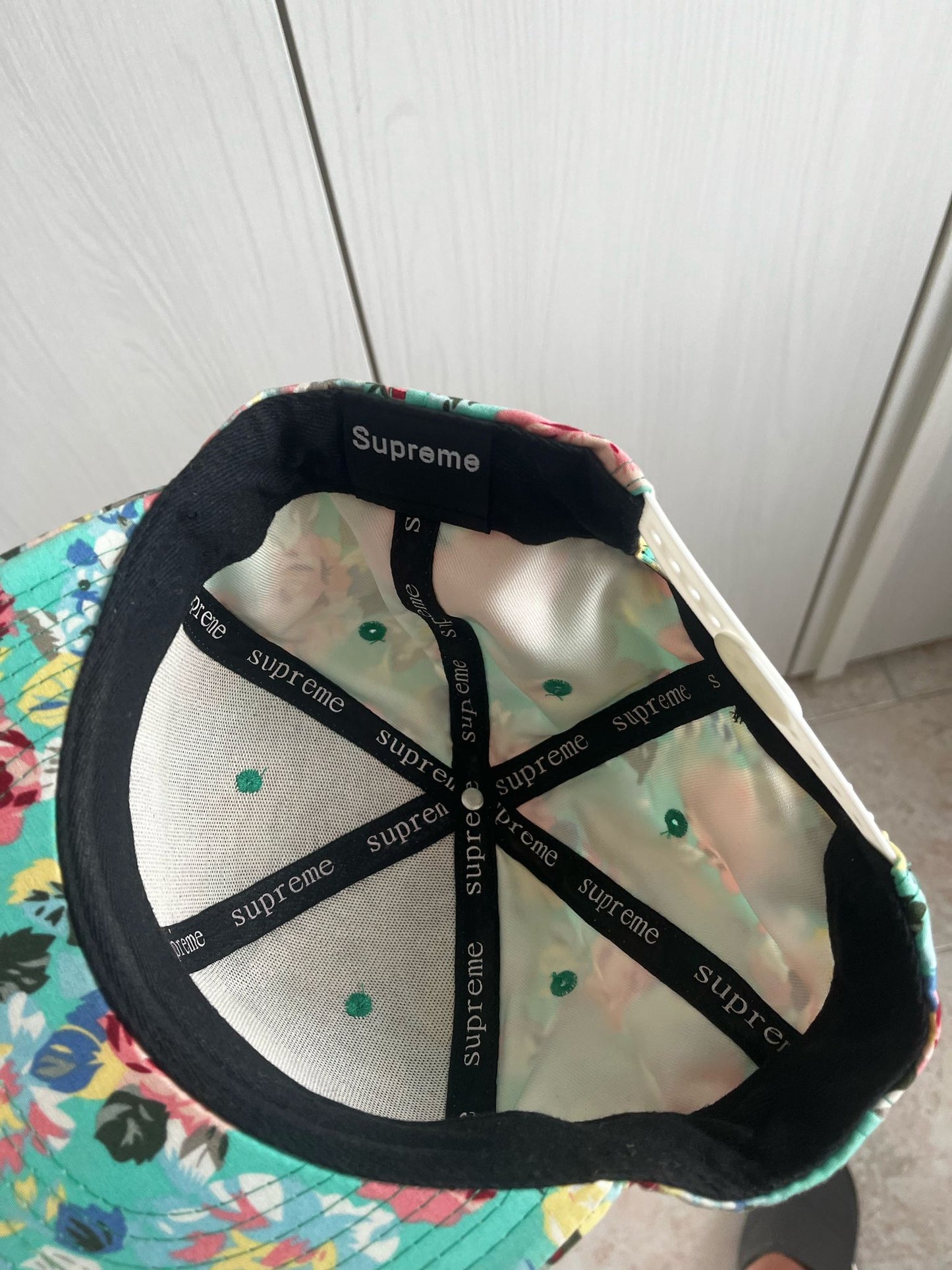 Cappello con visiera sfondo azzurro con fantasia floreale Supreme