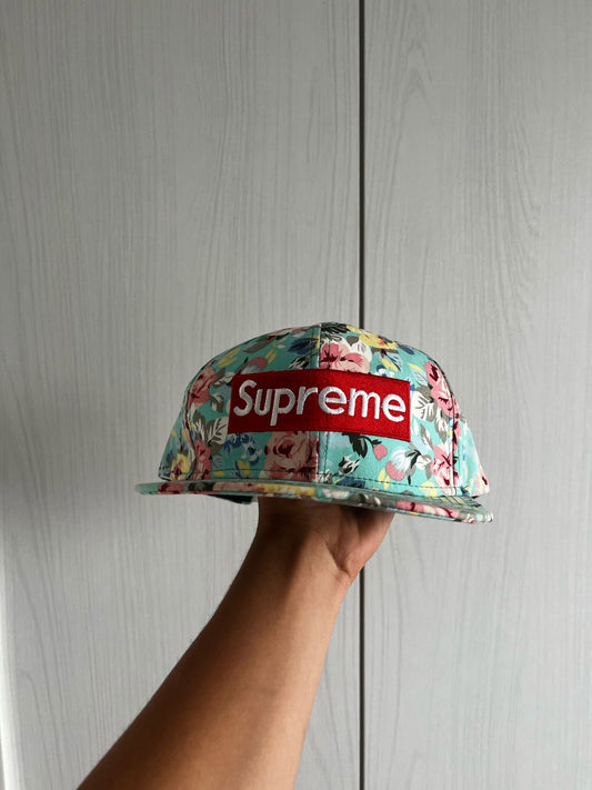 Cappello con visiera sfondo azzurro con fantasia floreale Supreme